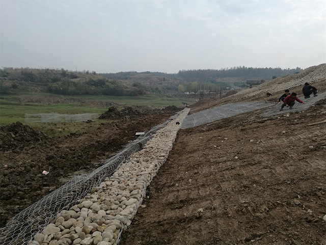 湖南小山建設(shè)有限公司,承接水利水電工程,承接河湖疏浚工程,機(jī)械設(shè)備租賃,建材銷(xiāo)售,小山建設(shè)